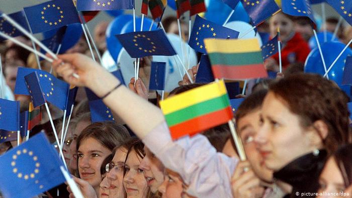 Жители Литвы на площади в Вильнюсе празднуют вступление страны в Европейский Союз
