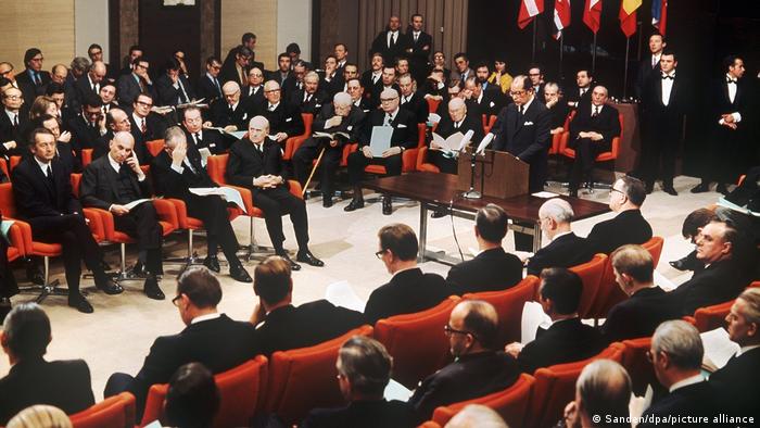 22 января 1972 года представители Великобритании, Ирландии, Норвегии и Дании в Брюсселе подписали договор о вступлении в ЕЭС