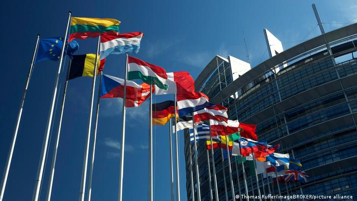 Флаги стран Европейского Союза у здания Европарламента в Страсбурге