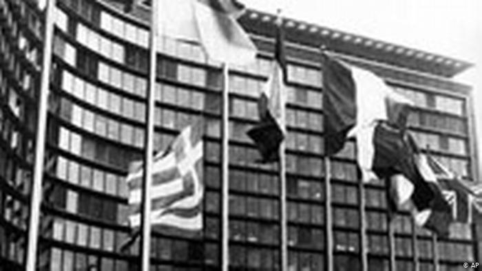 Перед зданием Европейской комиссии в Брюсселе поднимают флаг Греции