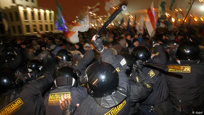 Полиция в Минске разгоняет демонстрантов 19 декабря 2010 года