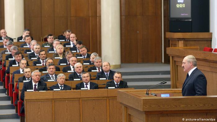 Президент Лукащенко выступает перед депутатами белорусского парламента
