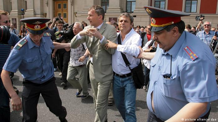 Фолькера Бека в Москве уводят сотрудники милиции