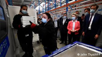 Глава Еврокомиссии Урсула фон дер Ляйен на заводе Pfizer в Бельгии наблюдает за отправкой вакцин 