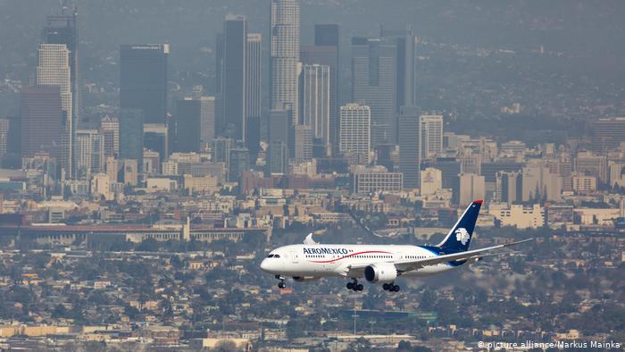 Авиалайнер над Лос-Анджелесом 
