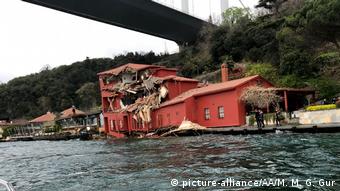 Здание на берегу Босфора, поврежденное проходившим по каналу танкером