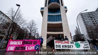 Перед штаб-квартирой СДПГ в Берлине экологисты протестуют против поддержки социал-демократами Северного потока - 2