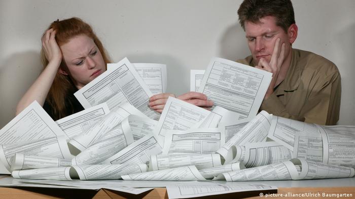 Мужчина и женщина изучают анкеты
