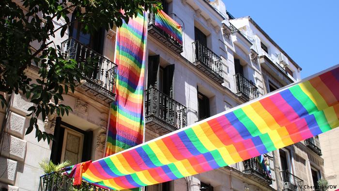 Некоторые улицы Мадрида в честь принятия закона украсила радужная символика ЛГБТ.
