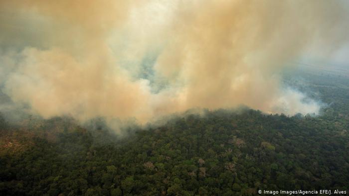 Дым от горящих лесов в бассейне Амазонки
