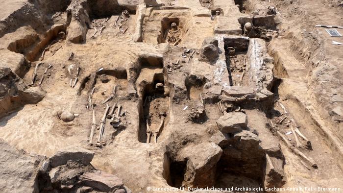 На кладбище найдено более семидесяти захоронений, среди них - кирпичные и каменные гробницы X-XV столетий