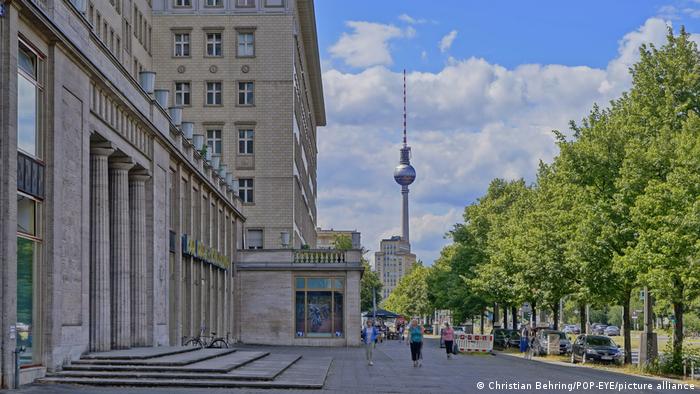 Каменный фасад здания в Берлине на фоне телебашни
