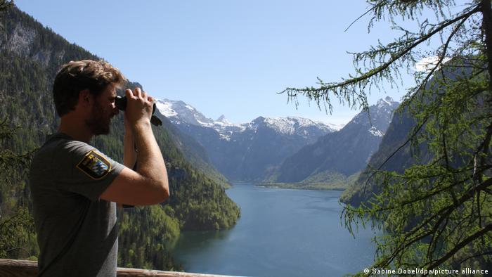 Сотрудник национального парка Берхтесгаден осматривает окрестности 