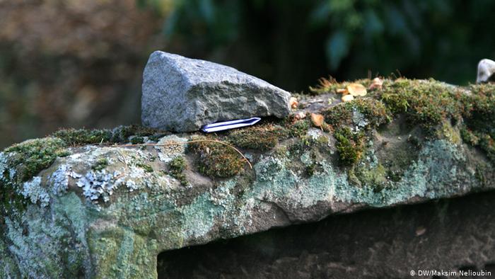 Камень на старом надгробии