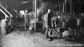 Производство жаропонижающего фенацетин на заводе Bayer в Эльберфельде в 1888 году 