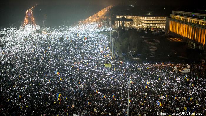 Протестующие на площади Победы в Бухаресте