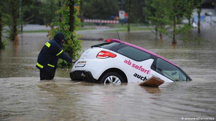 Тем не менее многих наводнение застало врасплох, как, например, жителей деревни Розенхайм, что неподалеку от Мюнхена. Водитель этого автомобиля явно был не готов к тому, что речка Мангфаль так быстро может выйти из берегов. 