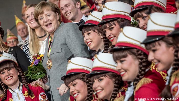 Ангела Меркель среди делегаций карнавальных обществ