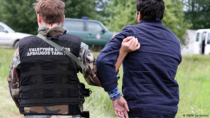 Литовский пограничник задерживает очередного нарушителя границы