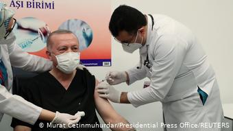 Президенту Турции Реджепу Тайипу Эрдогану делают прививку от коронавируса
