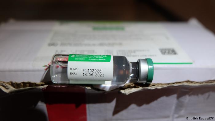 Одна из просроченных ампул с вакциной AstraZeneca