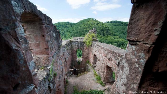 Развалины замка Вазигенштайн во французском Эльзасе