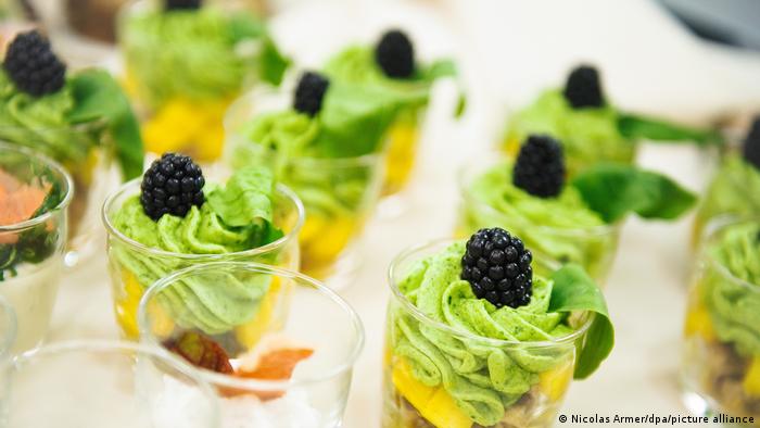 Сорняки в немецкой кухне - зеленый десерт: манго, травы, ежевика 