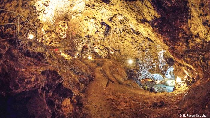 Пещера Холе-Фельс