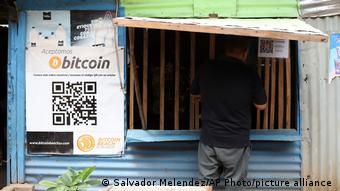 Лавка в Сальвадоре, принимающая оплату в биткоинах