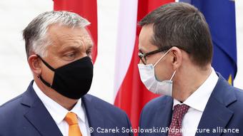 Премьер-министры Венгрии и Польши - Виктор Орбан (слева) и Матеуш Моравецкий