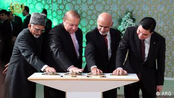 Декабрь 2015. Представители Туркменистана, Афганистана, Пакистана и Индии дают старт проекту газопровода ТАПИ