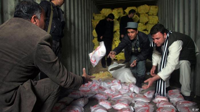 Афганцы на складе наркотиков, упакованных в пакеты 