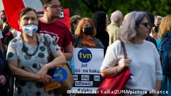 Акция протеста в Варшаве в поддержку телеканала TVN и против поправок в закон о СМИ 