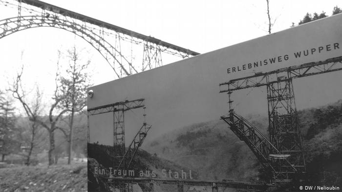 Информационное табло в парке около моста с фотографией 1897 года. Фото: DW / Максим Нелюбин