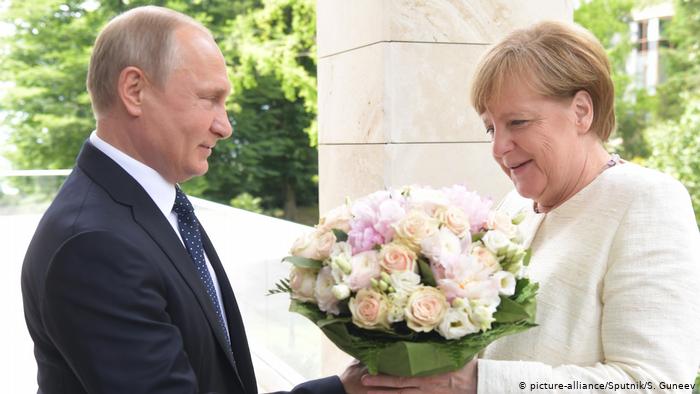 Путин дарит Меркель букет цветов в Сочи, май 2018 года