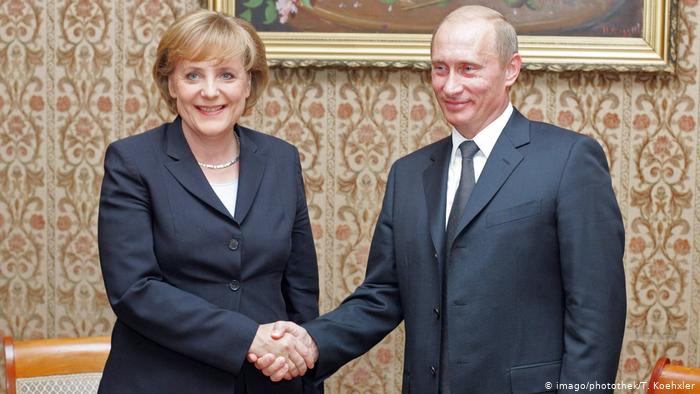 Рукопожатие Меркель и Путина в 2005 году
