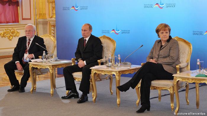 Меркель и Путин в ходе германско-российских правительственных консультаций на Петербургском диалоге