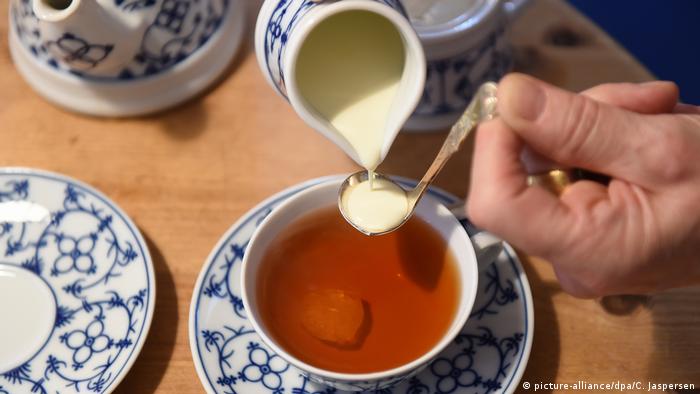 Остфризский чай, сливки и леденцовый сахар на дне традицонной чашки