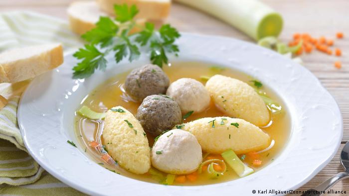 Рецепты региональной швабской кухни - свадебный суп с ливерными и манными клецками 