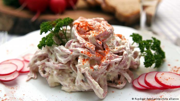 Рецепты региональной швабской кухни - традиционный салат с колбасой