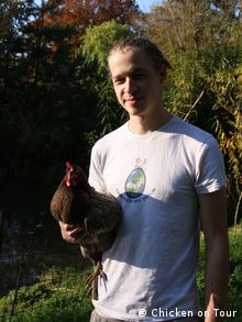 Молодой предприниматель Тёмме Файге с курицей в руке
