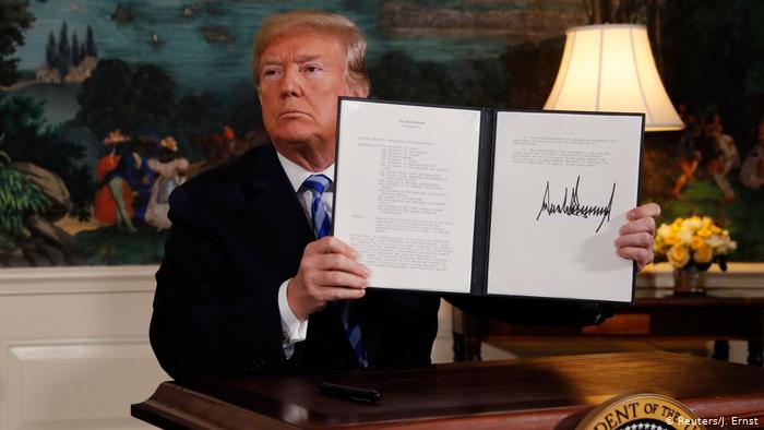 Трамп показывает свою подпись под документом о выходе из соглашения по Ирану