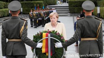 Ангела Меркель возлагает венок на Могилу Неизвестного Солдата в Киеве