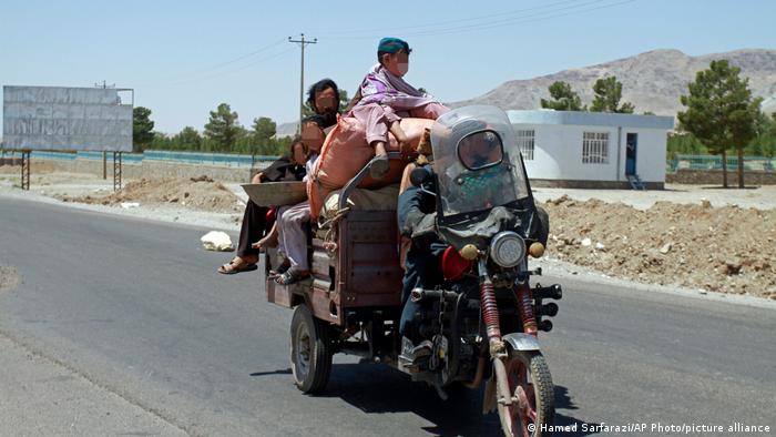 Семья афганцев спасается бегством из Герата на мотоцикле