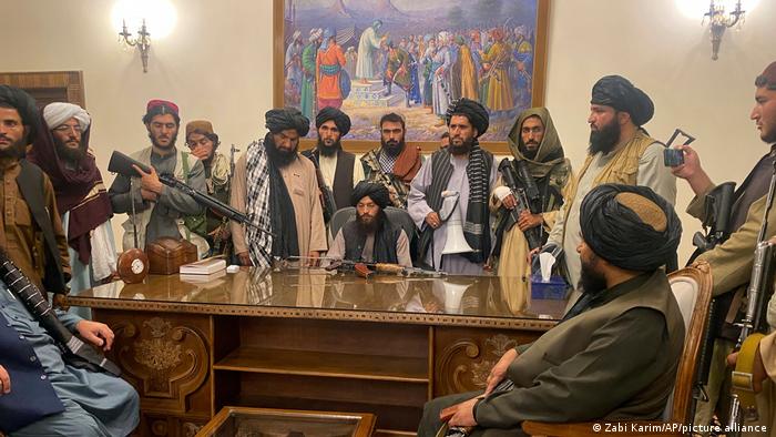 Боевики Талибана в президентском дворце в Кабуле