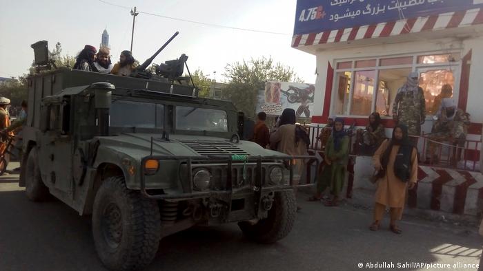 Талибы на захваченном КПП перед въездом в Кундуз