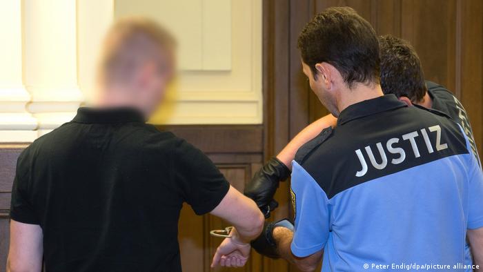 Максимилиана Шмидта в наручниках выводят из зала суда