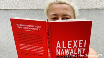 Немецкая читательница раскрыла книгу судебных речей Навального