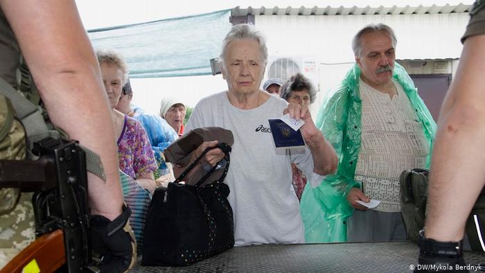 Пожилые люди пересекают КПВВ Станица Луганская