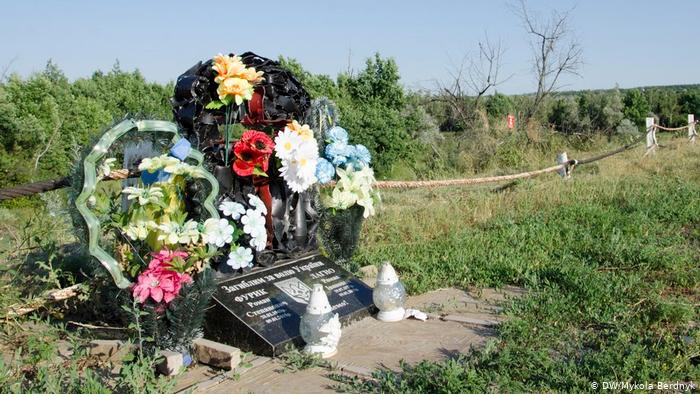 Памятник погибшим бойцам Национальной гвардии Украины, оказавшийся в серой зоне